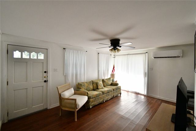 1 Sherwood Dr, Rockport, TX 78382