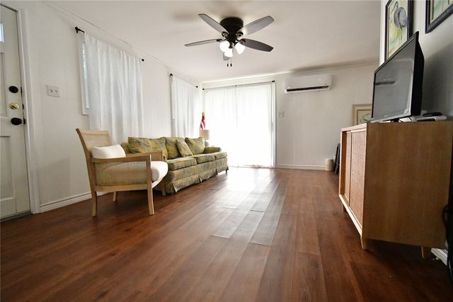 1 Sherwood Dr, Rockport, TX 78382