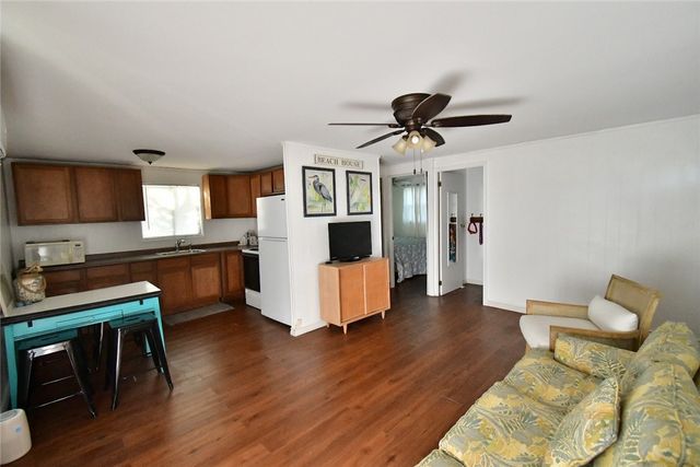 1 Sherwood Dr, Rockport, TX 78382