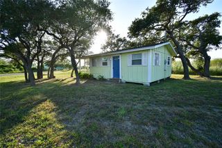 1 Sherwood Dr, Rockport, TX 78382