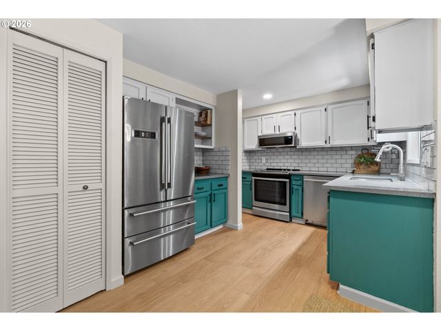 2211 Sw MARIGOLD St, Portland, OR 97219