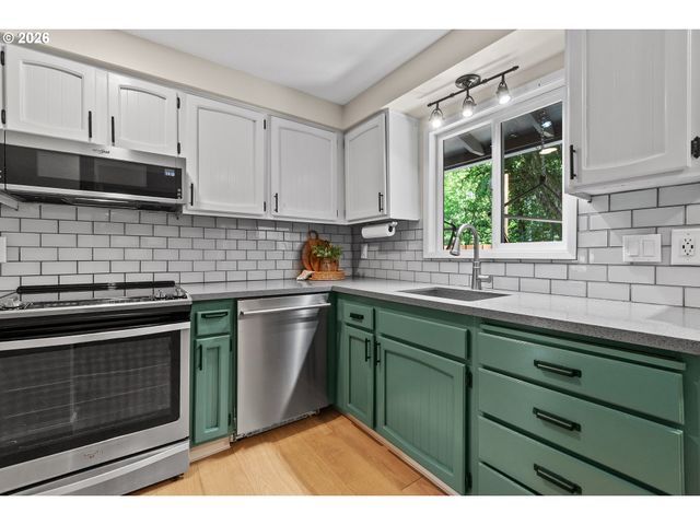2211 Sw MARIGOLD St, Portland, OR 97219