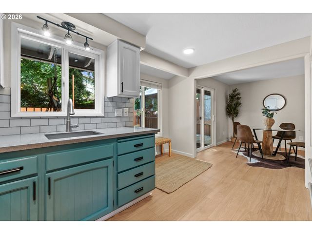 2211 Sw MARIGOLD St, Portland, OR 97219