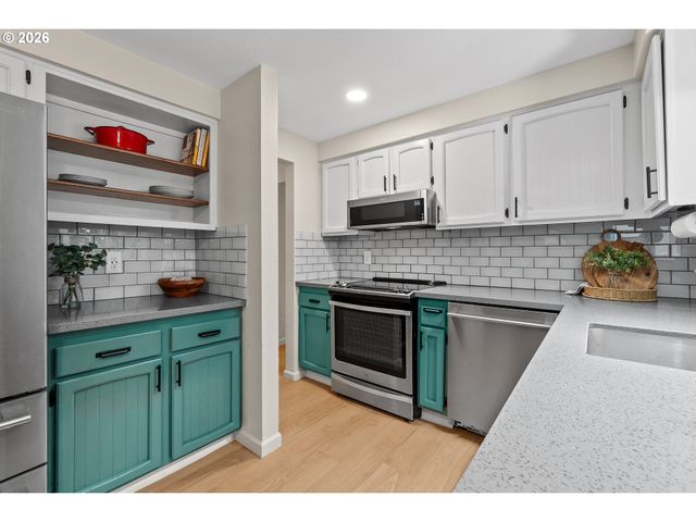 2211 Sw MARIGOLD St, Portland, OR 97219
