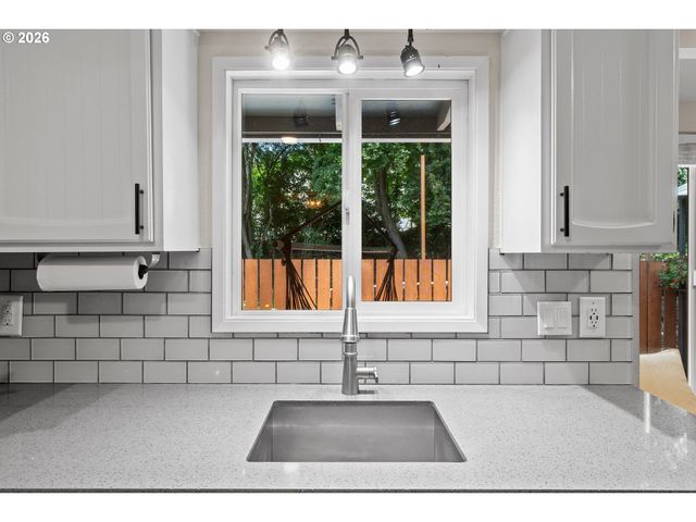 2211 Sw MARIGOLD St, Portland, OR 97219