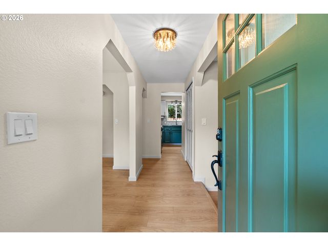 2211 Sw MARIGOLD St, Portland, OR 97219