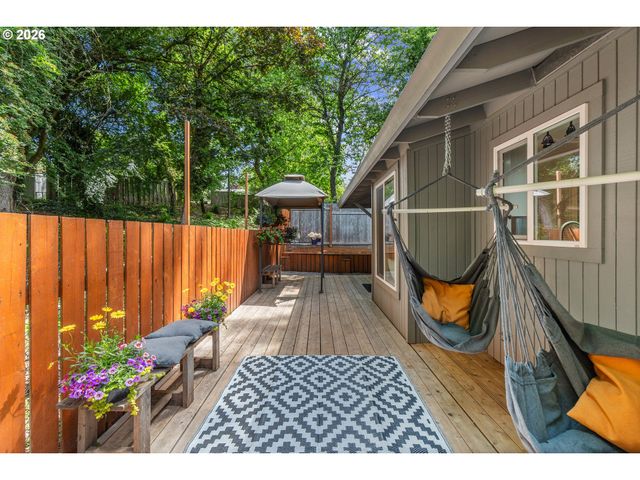 2211 Sw MARIGOLD St, Portland, OR 97219