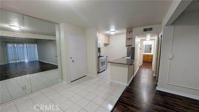 18620 Hatteras St 119, Tarzana (los Angeles), CA 91356