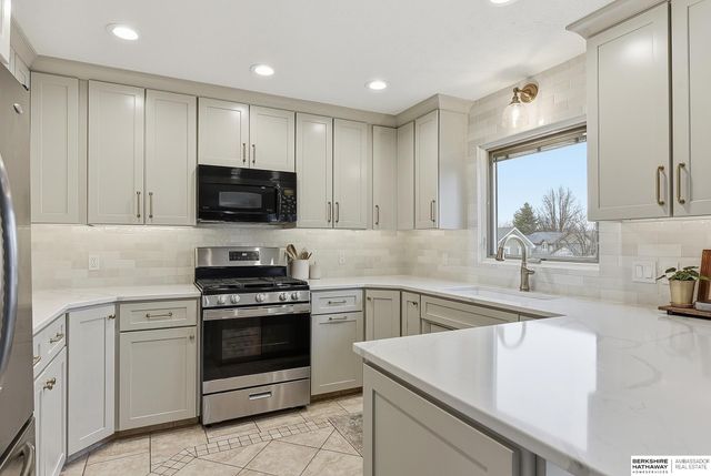 1006 Tekamah Lane, Papillion, NE 68046