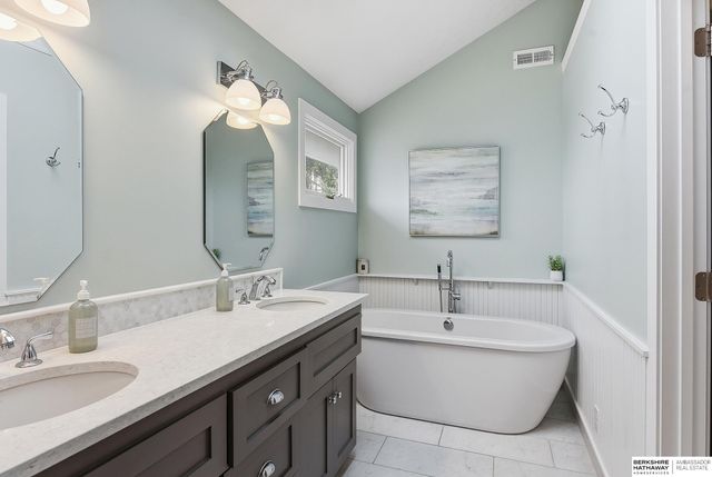 1006 Tekamah Lane, Papillion, NE 68046