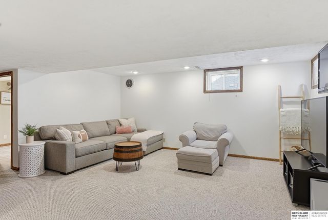 1006 Tekamah Lane, Papillion, NE 68046