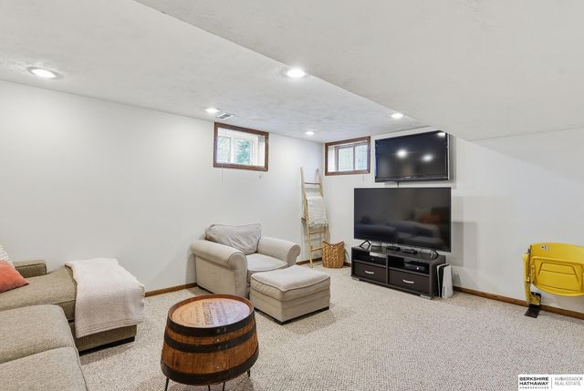 1006 Tekamah Lane, Papillion, NE 68046