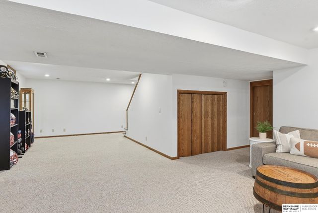 1006 Tekamah Lane, Papillion, NE 68046