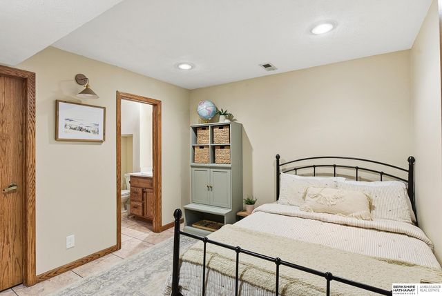 1006 Tekamah Lane, Papillion, NE 68046