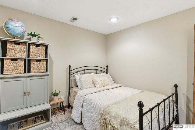 1006 Tekamah Lane, Papillion, NE 68046