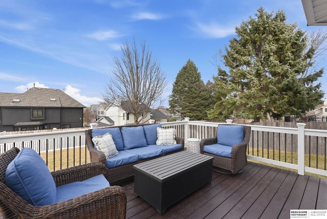 1006 Tekamah Lane, Papillion, NE 68046