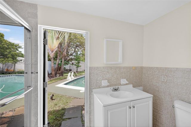 807 SW 26th Ct, Fort Lauderdale, FL 33315