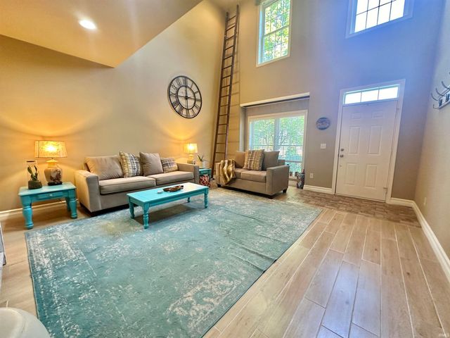 6182 Glenview Drive, Newburgh, IN 47630