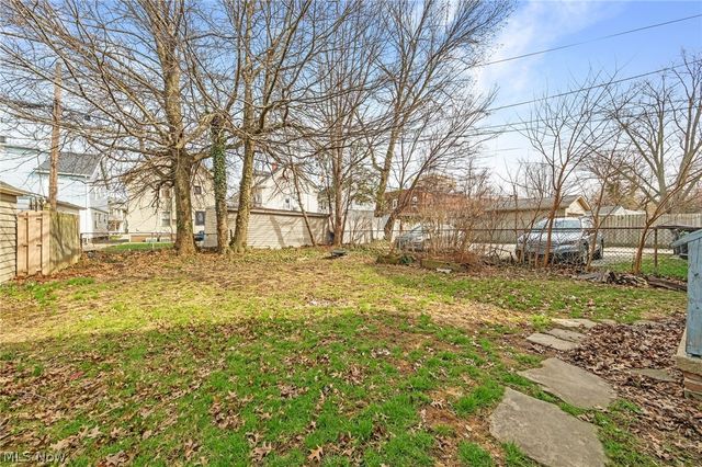 1281 Cook Avenue, Lakewood, OH 44107