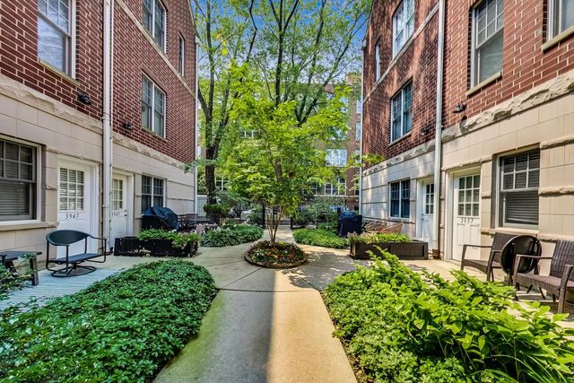 3955 N Hermitage Avenue, Chicago, IL 60613