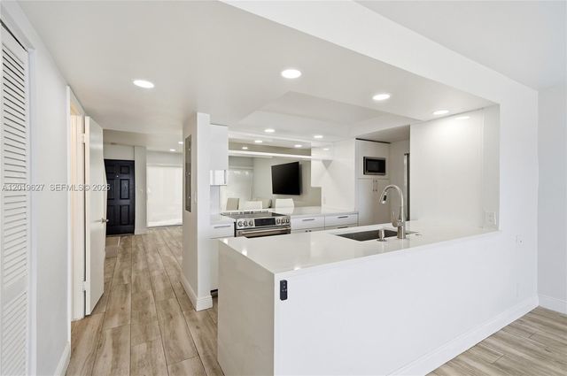 2757 NE 165th Ter 28, North Miami Beach, FL 33160