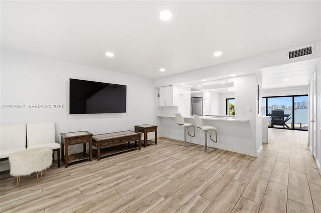 2757 NE 165th Ter 28, North Miami Beach, FL 33160