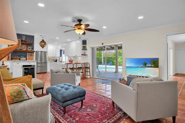 15280 SW 72nd Ave, Palmetto Bay, FL 33157