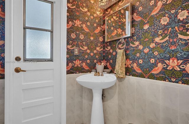 15280 SW 72nd Ave, Palmetto Bay, FL 33157