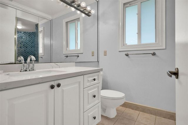 15280 SW 72nd Ave, Palmetto Bay, FL 33157