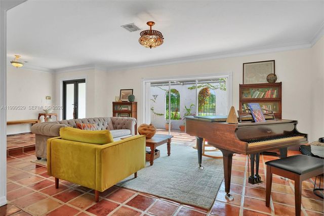 15280 SW 72nd Ave, Palmetto Bay, FL 33157