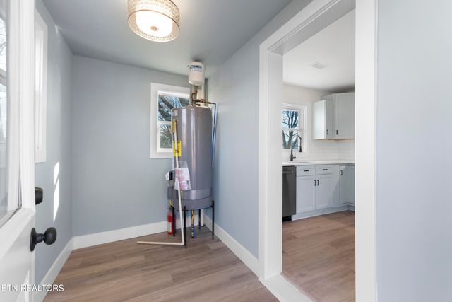 704 W Emory Rd, Powell, TN 37849