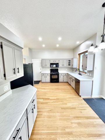 8561 Flamingo Drive, Chanhassen, MN 55317