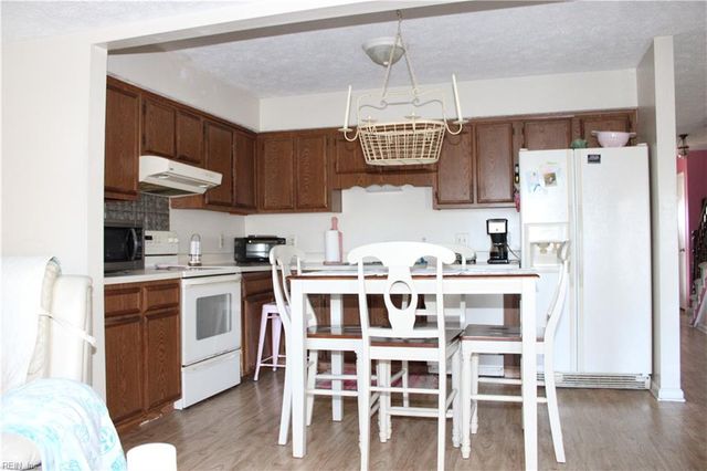 206 Loch CIR, Hampton, VA 23669