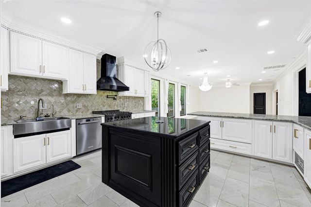 509 Joan Of Arc Drive, Hempstead, TX 77445