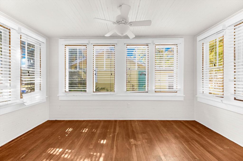 Image 12 of property listing at 2726 8TH AVENUE W, Bradenton, FL 34205