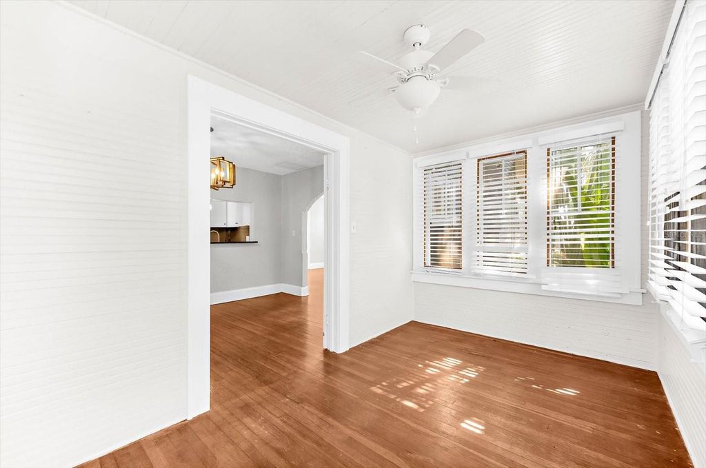 Image 14 of property listing at 2726 8TH AVENUE W, Bradenton, FL 34205