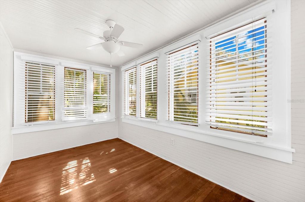 Image 15 of property listing at 2726 8TH AVENUE W, Bradenton, FL 34205