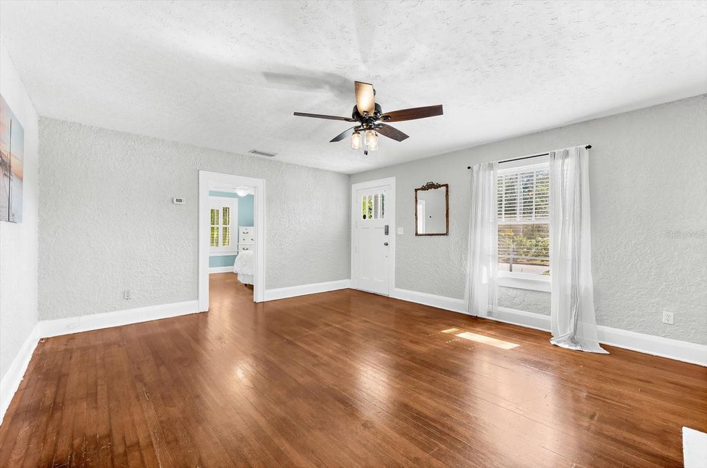 Image 3 of property listing at 2726 8TH AVENUE W, Bradenton, FL 34205