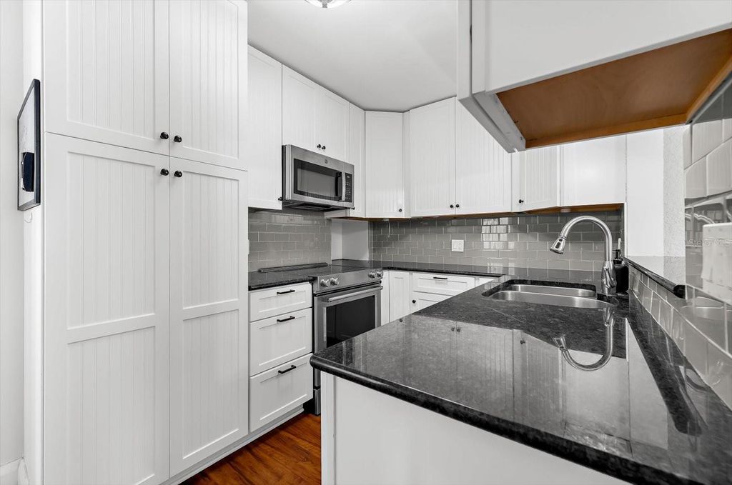 Image 24 of property listing at 2726 8TH AVENUE W, Bradenton, FL 34205