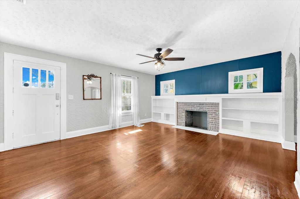 Image 4 of property listing at 2726 8TH AVENUE W, Bradenton, FL 34205