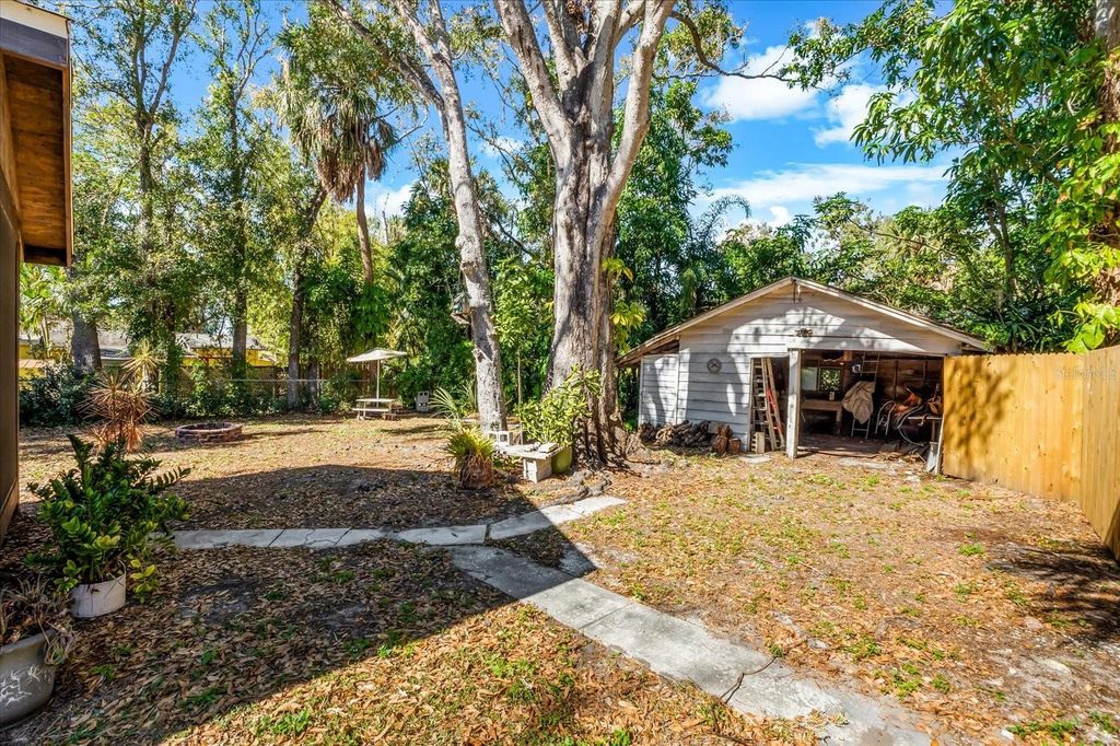 Image 37 of property listing at 2726 8TH AVENUE W, Bradenton, FL 34205