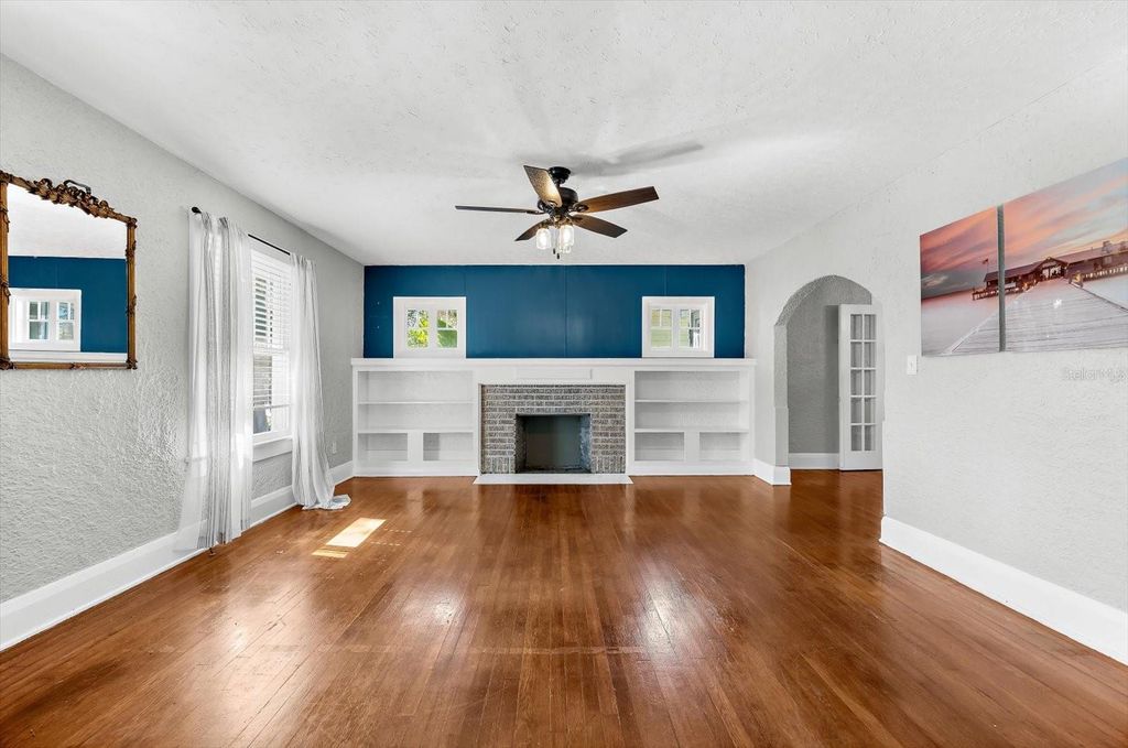 Image 5 of property listing at 2726 8TH AVENUE W, Bradenton, FL 34205