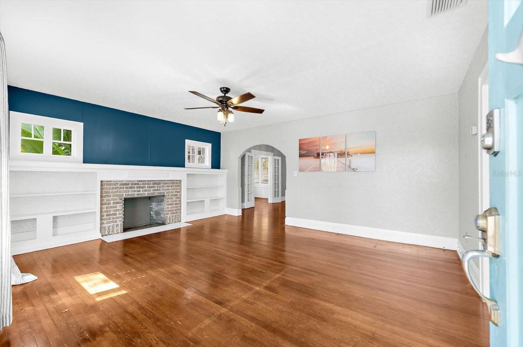 Image 6 of property listing at 2726 8TH AVENUE W, Bradenton, FL 34205