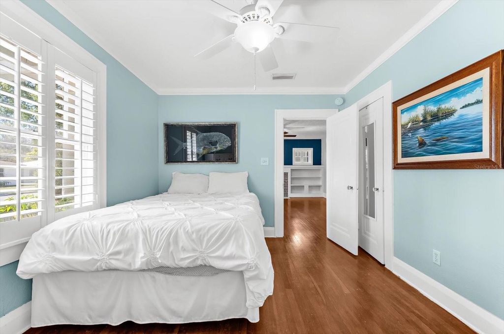 Image 10 of property listing at 2726 8TH AVENUE W, Bradenton, FL 34205