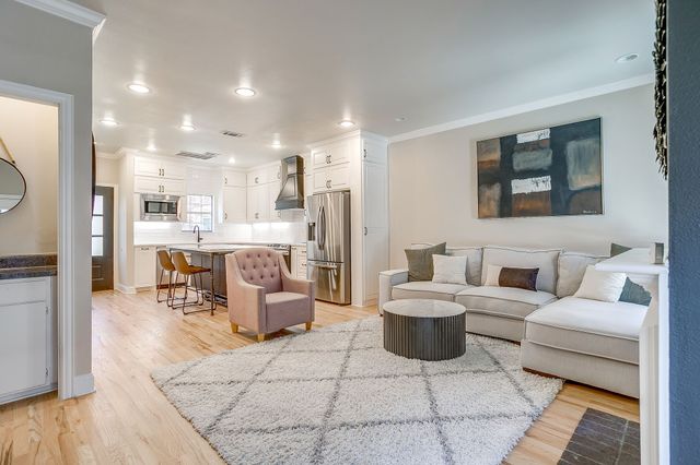 2727 Shelby Avenue S, Dallas, TX 75219