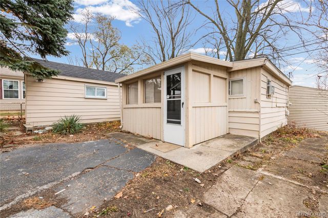 933 Myrtle Avenue, Waterford Charter Township, MI 48328