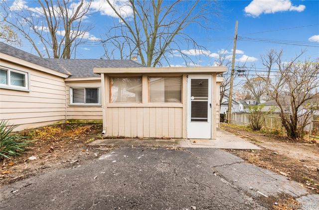 933 Myrtle Avenue, Waterford Charter Township, MI 48328