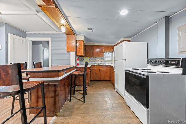 933 Myrtle Avenue, Waterford Charter Township, MI 48328