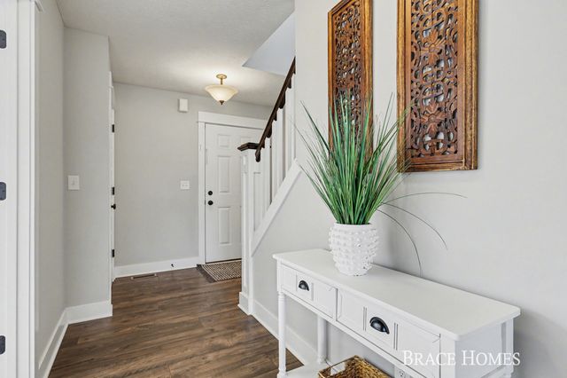 2929 E Morgan Trail, Rockford, MI 49341