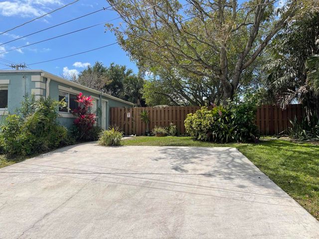 701 SE 4th Street Apt West, Boynton Beach, FL 33435